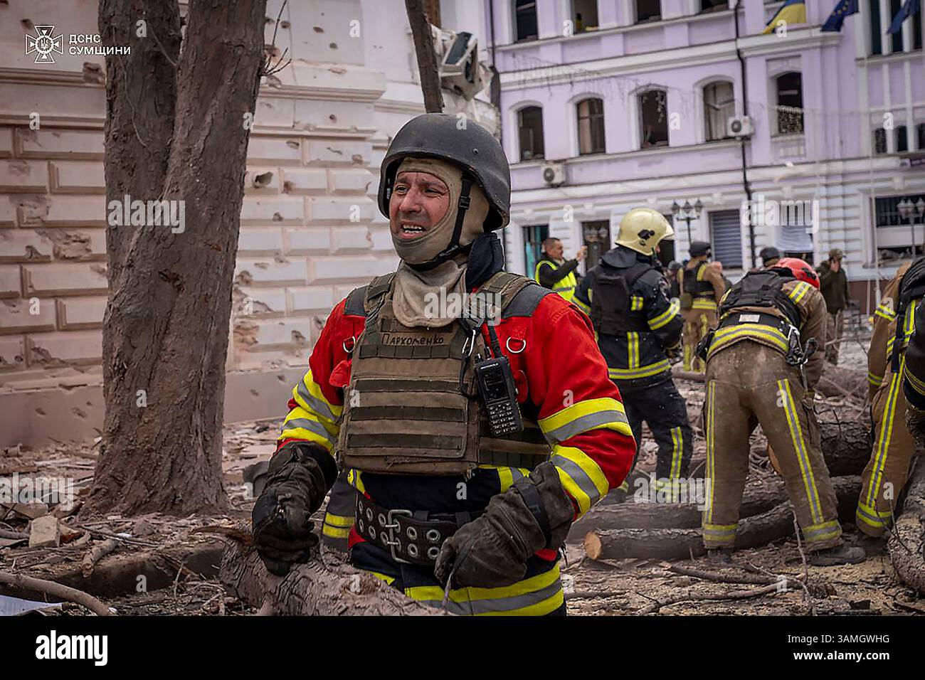 Sumy, Ukraine. April 2025. Ukrainische Retter arbeiten am Ort eines Raketenangriffs in Sumy, Nordost-Ukraine, während der russischen Invasion in die Ukraine am Suday am 13. April 2025. Der ukrainische Führer Wolodymyr Zelenski rief die Verbündeten dazu auf, „starken Druck“ auf Russland auszuüben, um seinen Krieg gegen die Ukraine zu beenden, nachdem ein russischer Angriff auf die Stadt Sumi 34 Menschen getötet hatte. Foto: Ukrainischer Notdienst/UPI Credit: UPI/Alamy Live News Stockfoto