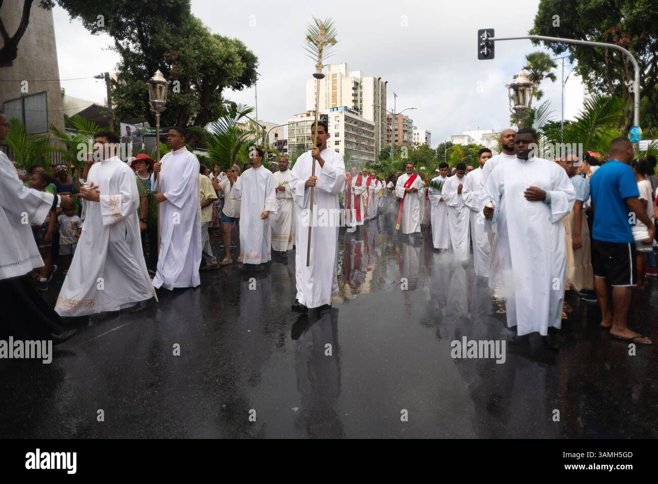 Salvador, Bahia, Brasilien - 13. April 2025: Katholische Gläubige werden während einer Palmsonntagsprozession in Salvador, Brasilien, beim Spaziergang gesehen. Stockfoto
