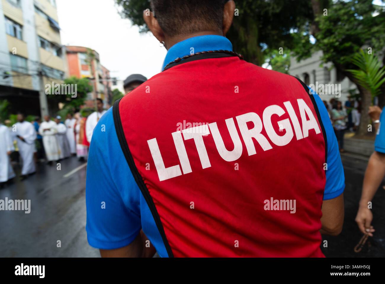Salvador, Bahia, Brasilien - 13. April 2025: Palmensonntag-Prozession mit katholischen Gläubigen, die durch die Straßen von Salva laufen Stockfoto
