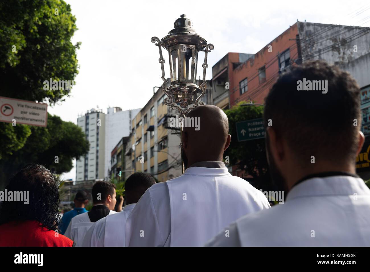 Salvador, Bahia, Brasilien - 13. April 2025: Katholische Gläubige werden während einer Palmsonntagsprozession in Salvador, Brasilien, beim Spaziergang gesehen. Stockfoto