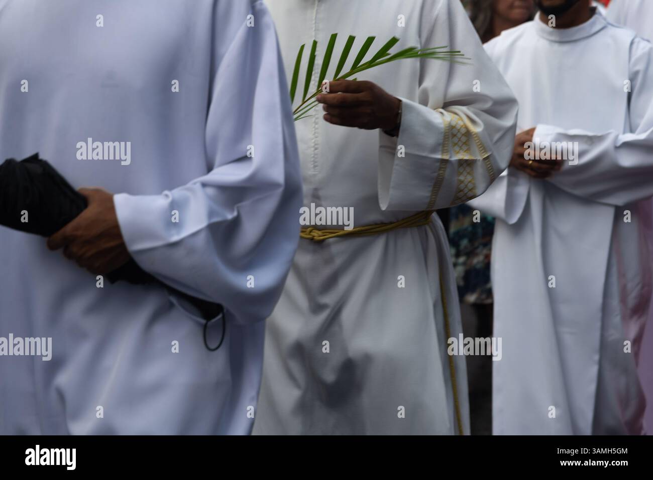 Salvador, Bahia, Brasilien - 13. April 2025: Priester und Seminaristen werden während einer Palmsonntagsprozession in Salvador, Brasilien, beim Spaziergang beobachtet. Stockfoto