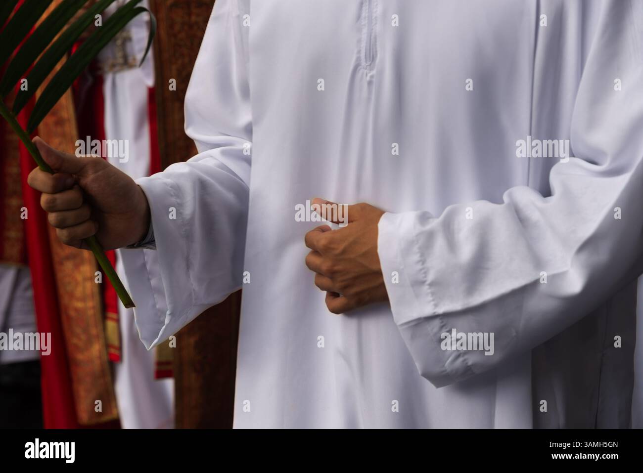 Salvador, Bahia, Brasilien - 13. April 2025: Priester und Seminaristen werden während einer Palmsonntagsprozession in Salvador, Brasilien, beim Spaziergang beobachtet. Stockfoto