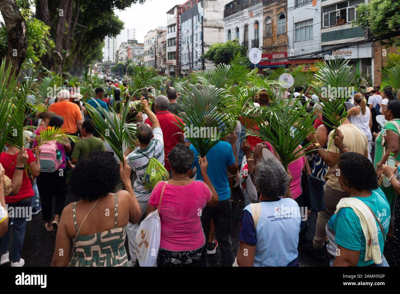 Salvador, Bahia, Brasilien - 13. April 2025: Hunderte Katholiken nehmen an der Palmsonntagsprozession in Salvador, Brasilien, Teil. Stockfoto