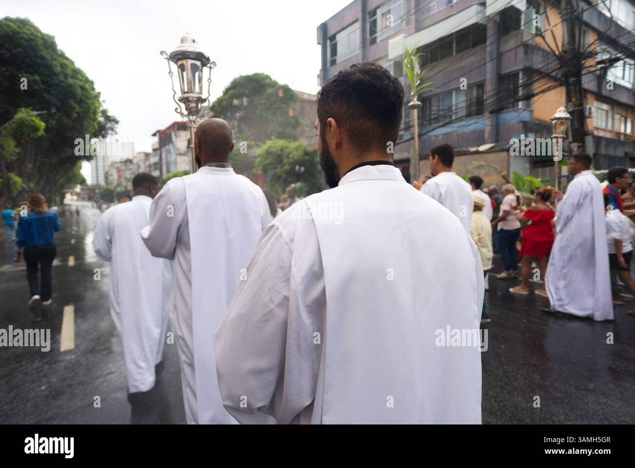 Salvador, Bahia, Brasilien - 13. April 2025: Priester, Gläubige und Seminaristen nehmen an der Palmsonntagsprozession Teil. Salvador, Brasilien. Stockfoto