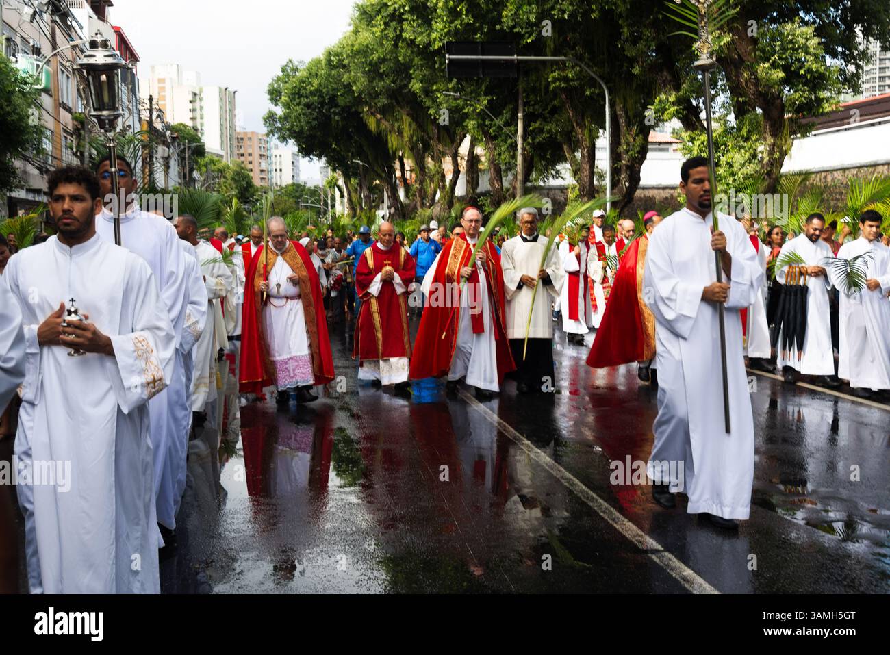 Salvador, Bahia, Brasilien - 13. April 2025: Priester, Gläubige und Seminaristen nehmen an der Palmsonntagsprozession Teil. Salvador, Brasilien. Stockfoto