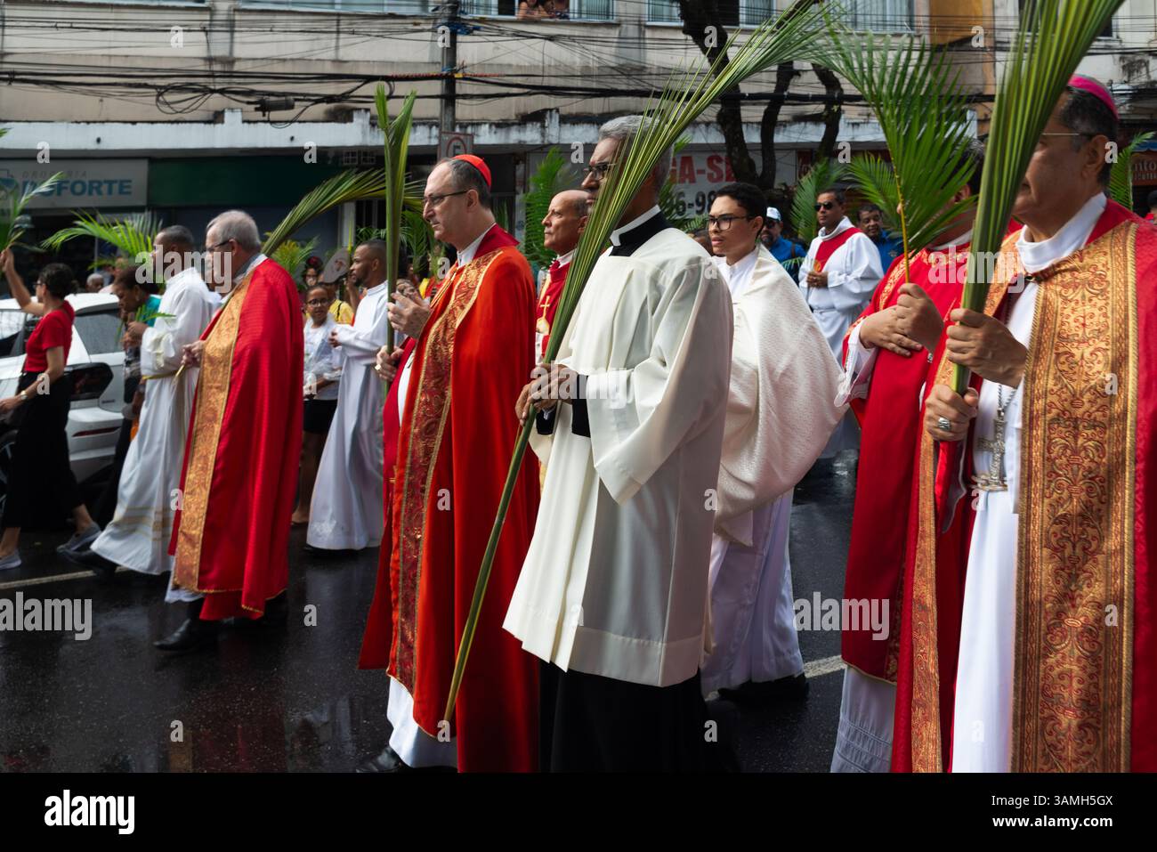 Salvador, Bahia, Brasilien - 13. April 2025: Priester und Seminaristen werden während einer Palmsonntagsprozession in Salvador, Brasilien, beim Spaziergang beobachtet. Stockfoto