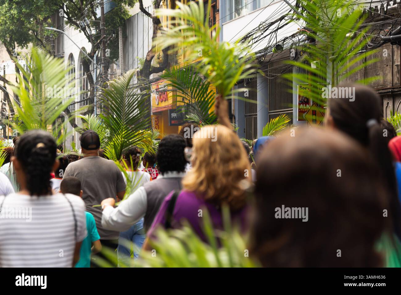 Salvador, Bahia, Brasilien - 13. April 2025: Palmensonntag-Prozession mit katholischen Gläubigen, die durch die Straßen von Salva laufen Stockfoto