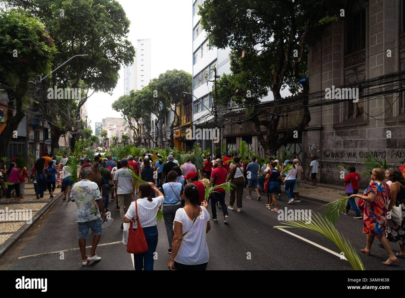 Salvador, Bahia, Brasilien - 13. April 2025: Katholische Gläubige werden während einer Palmsonntagsprozession in Salvador, Brasilien, beim Spaziergang gesehen. Stockfoto