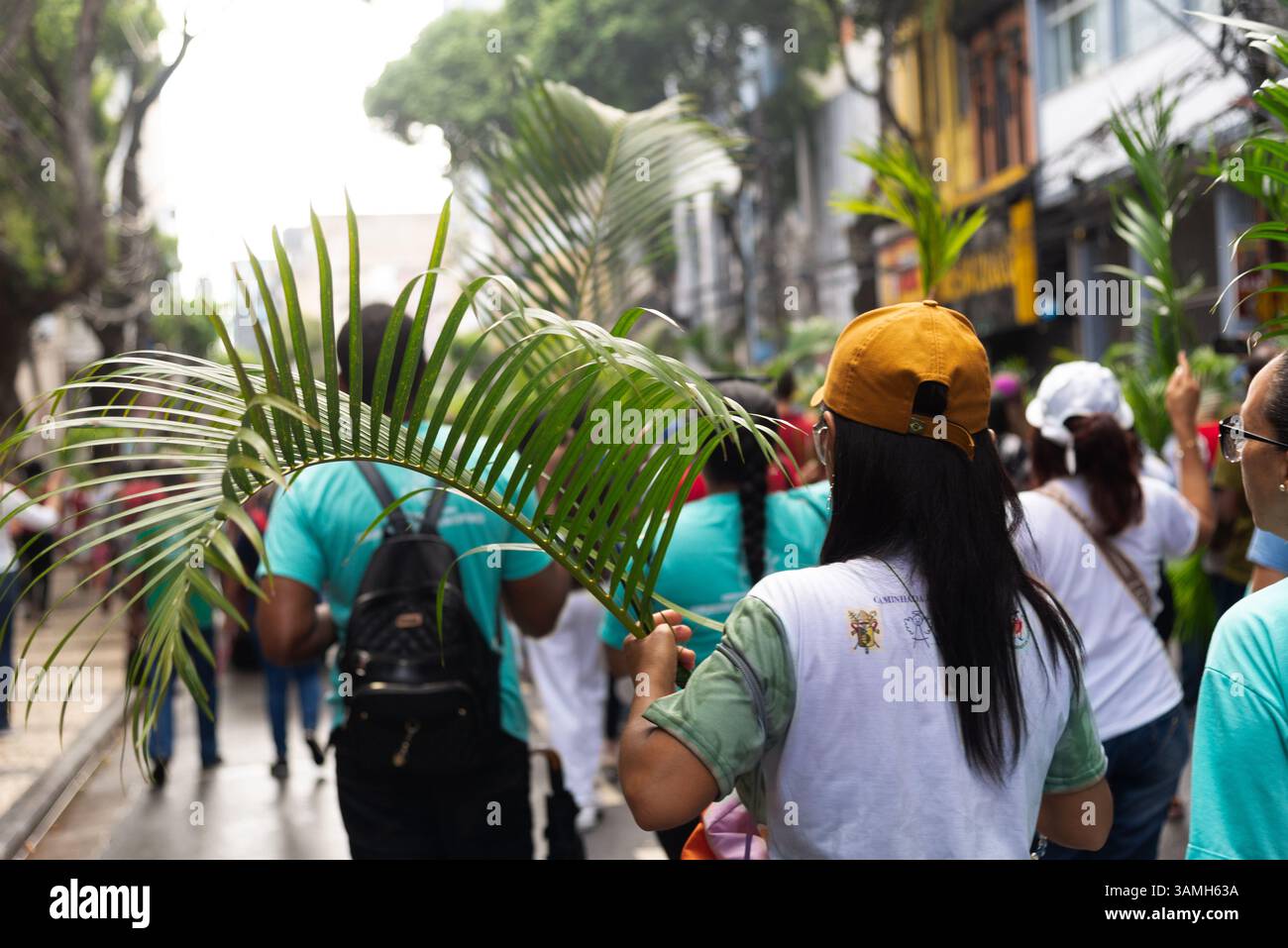 Salvador, Bahia, Brasilien - 13. April 2025: Hunderte Katholiken werden während einer Palmsonntagsprozession in Salvador, Brasilien, beim Spaziergang gesehen. Stockfoto