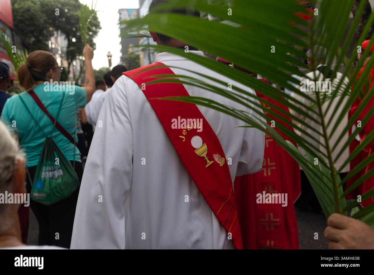 Salvador, Bahia, Brasilien - 13. April 2025: Palmensonntag-Prozession mit katholischen Gläubigen, die durch die Straßen von Salva laufen Stockfoto