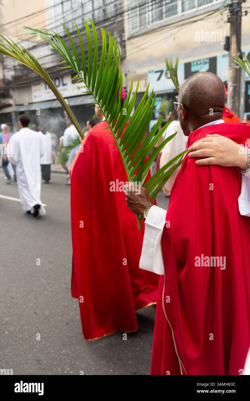 Salvador, Bahia, Brasilien - 13. April 2025: Priester und Seminaristen werden während einer Palmsonntagsprozession in Salvador, Brasilien, beim Spaziergang beobachtet. Stockfoto