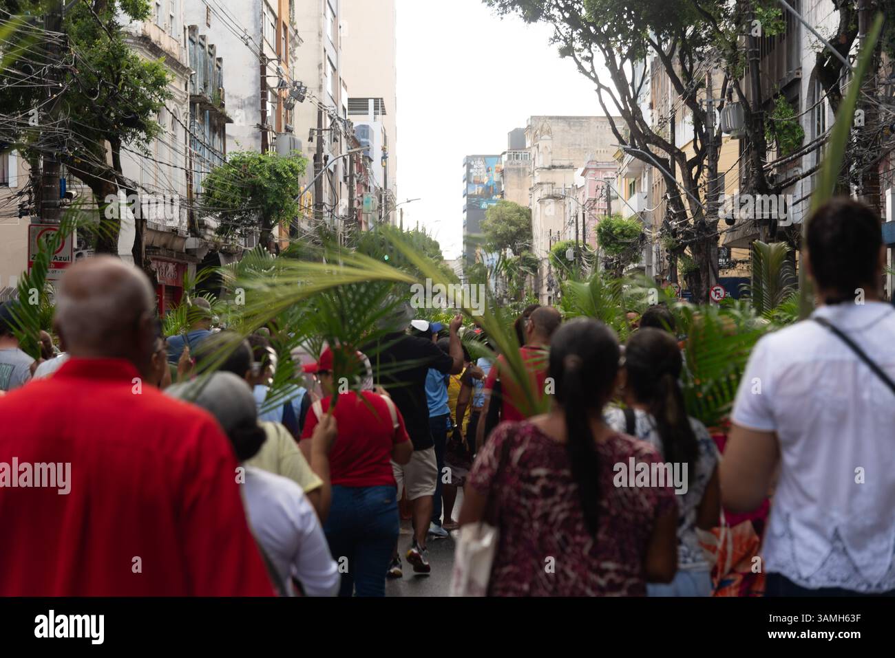 Salvador, Bahia, Brasilien - 13. April 2025: Hunderte Katholiken nehmen an der Palmsonntagsprozession in Salvador, Brasilien, Teil. Stockfoto
