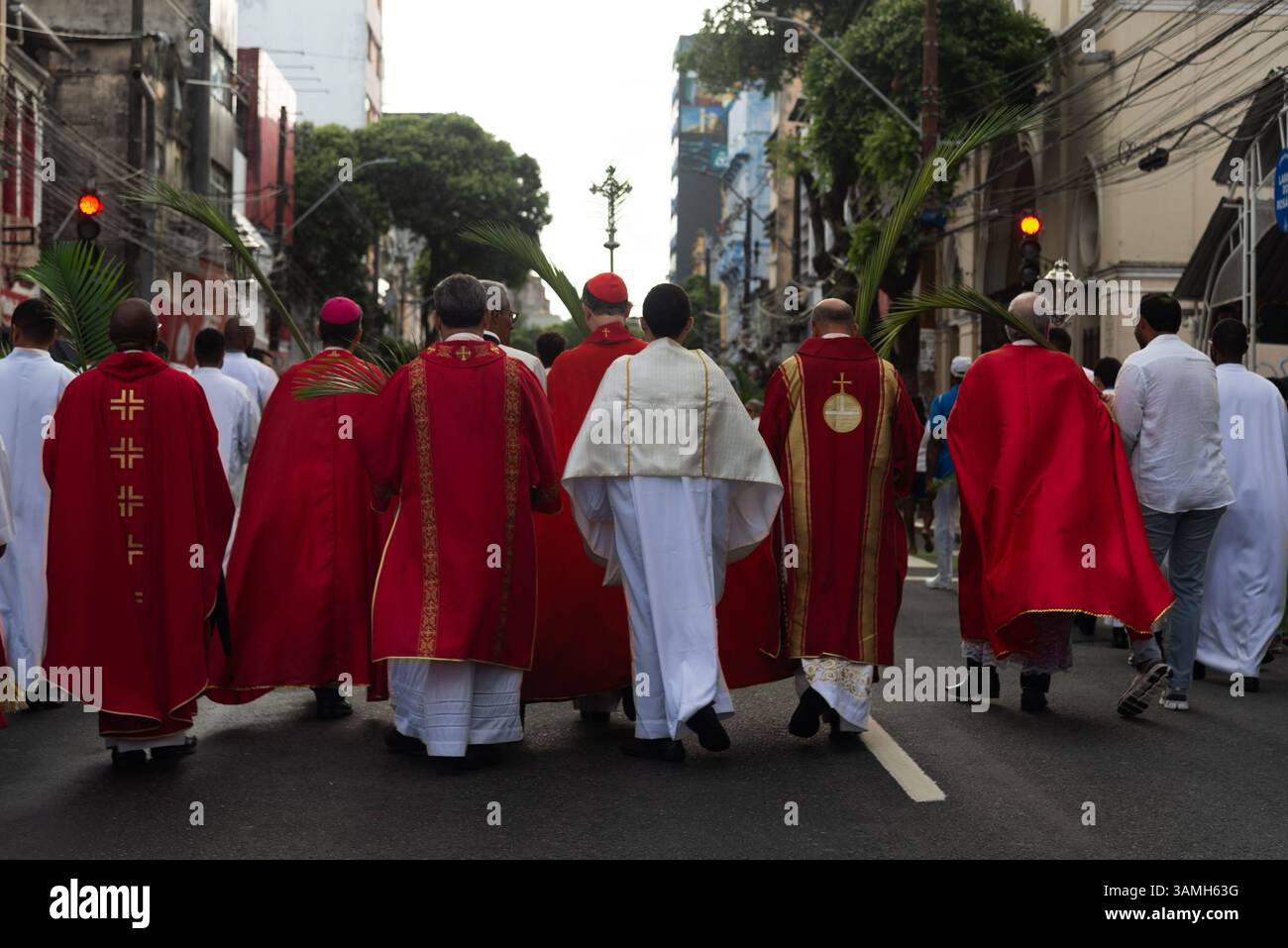 Salvador, Bahia, Brasilien - 13. April 2025: Priester, Gläubige und Seminaristen nehmen an der Palmsonntagsprozession Teil. Salvador, Brasilien. Stockfoto