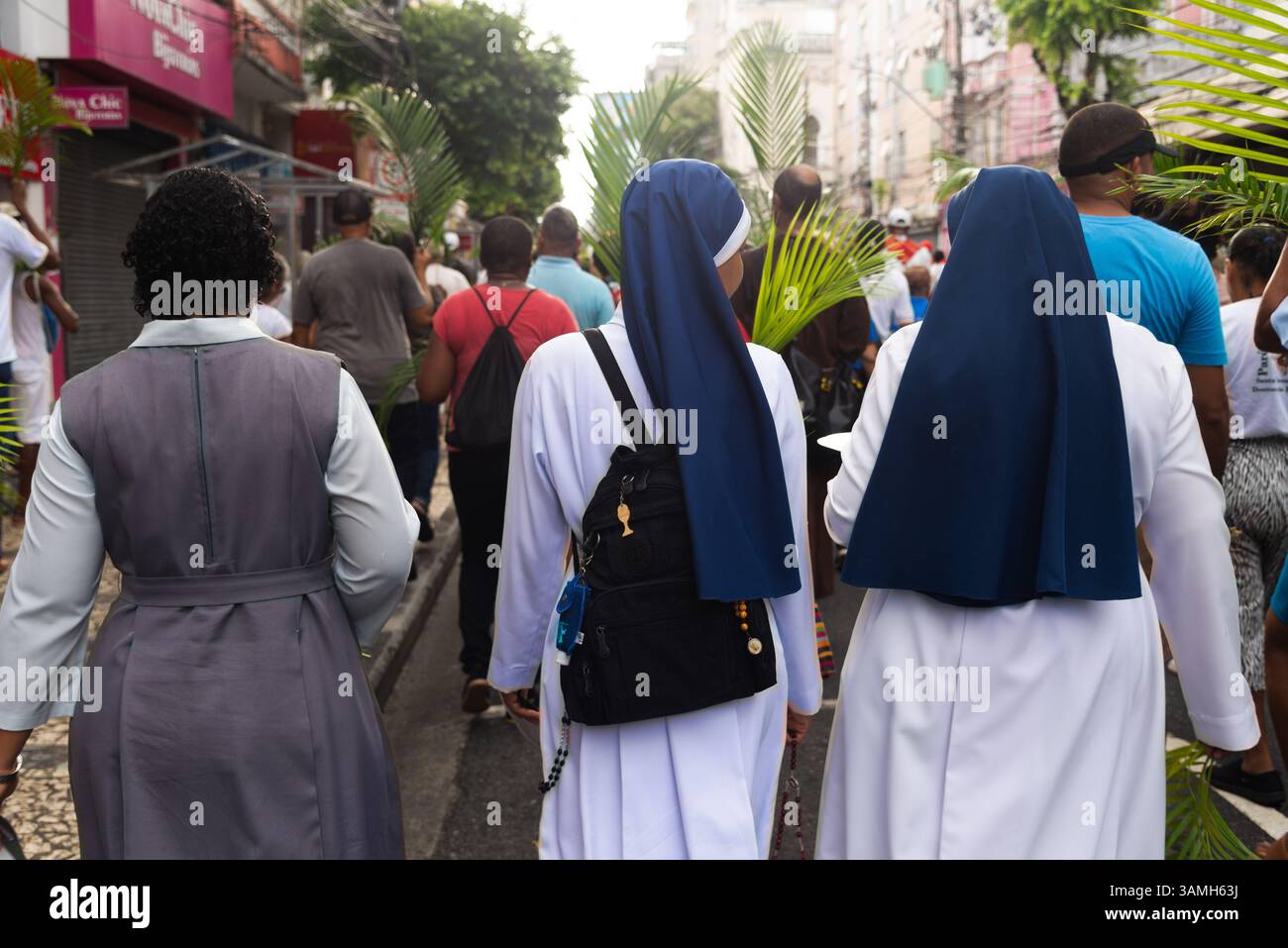 Salvador, Bahia, Brasilien - 13. April 2025: Palmensonntag-Prozession mit katholischen Gläubigen, die durch die Straßen von Salva laufen Stockfoto