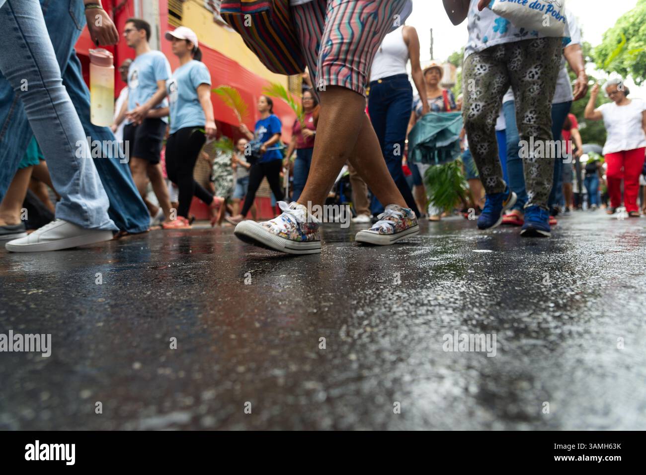 Salvador, Bahia, Brasilien - 13. April 2025: Hunderte Katholiken werden während einer Palmsonntagsprozession in Salvador, Brasilien, beim Spaziergang gesehen. Stockfoto