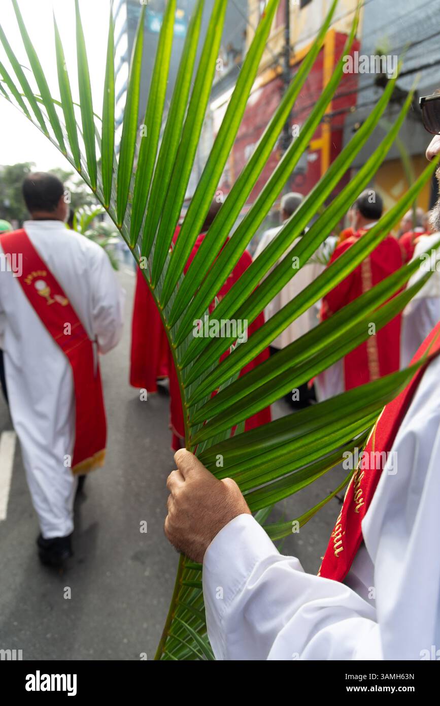 Salvador, Bahia, Brasilien - 13. April 2025: Katholische Gläubige werden während einer Palmsonntagsprozession in Salvador, Brasilien, beim Spaziergang gesehen. Stockfoto
