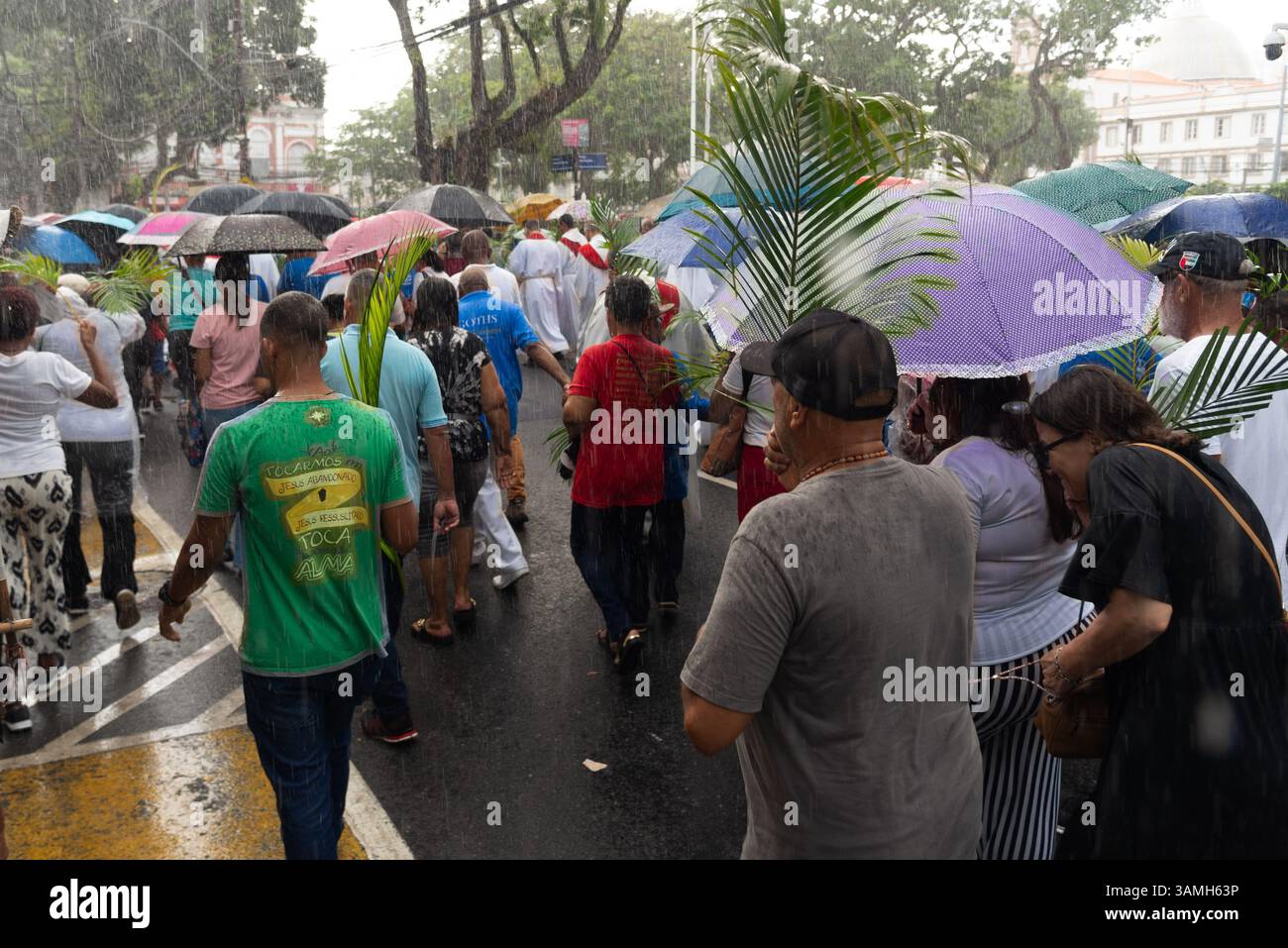 Salvador, Bahia, Brasilien - 13. April 2025: Hunderte Katholiken werden während einer Palmsonntagsprozession in Salvador, Brasilien, beim Spaziergang gesehen. Stockfoto