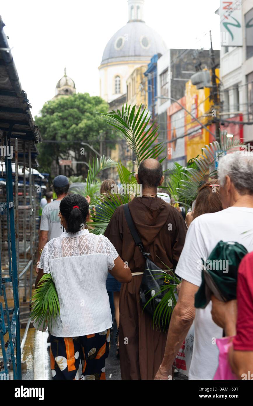 Salvador, Bahia, Brasilien - 13. April 2025: Hunderte Katholiken nehmen an der Palmsonntagsprozession in Salvador, Brasilien, Teil. Stockfoto