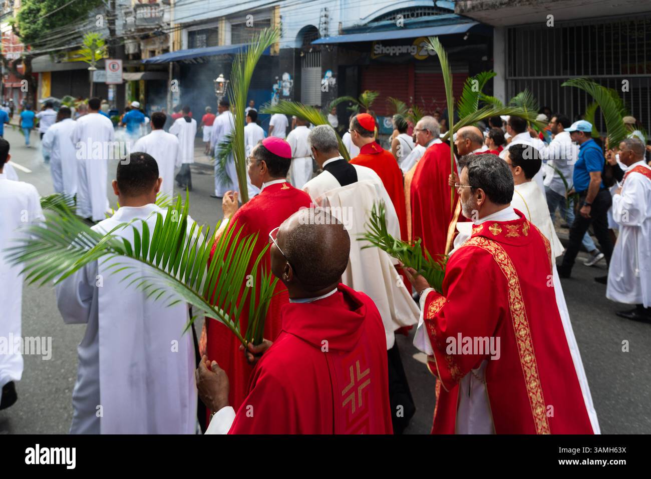 Salvador, Bahia, Brasilien - 13. April 2025: Priester und Seminaristen werden während einer Palmsonntagsprozession in Salvador, Brasilien, beim Spaziergang beobachtet. Stockfoto