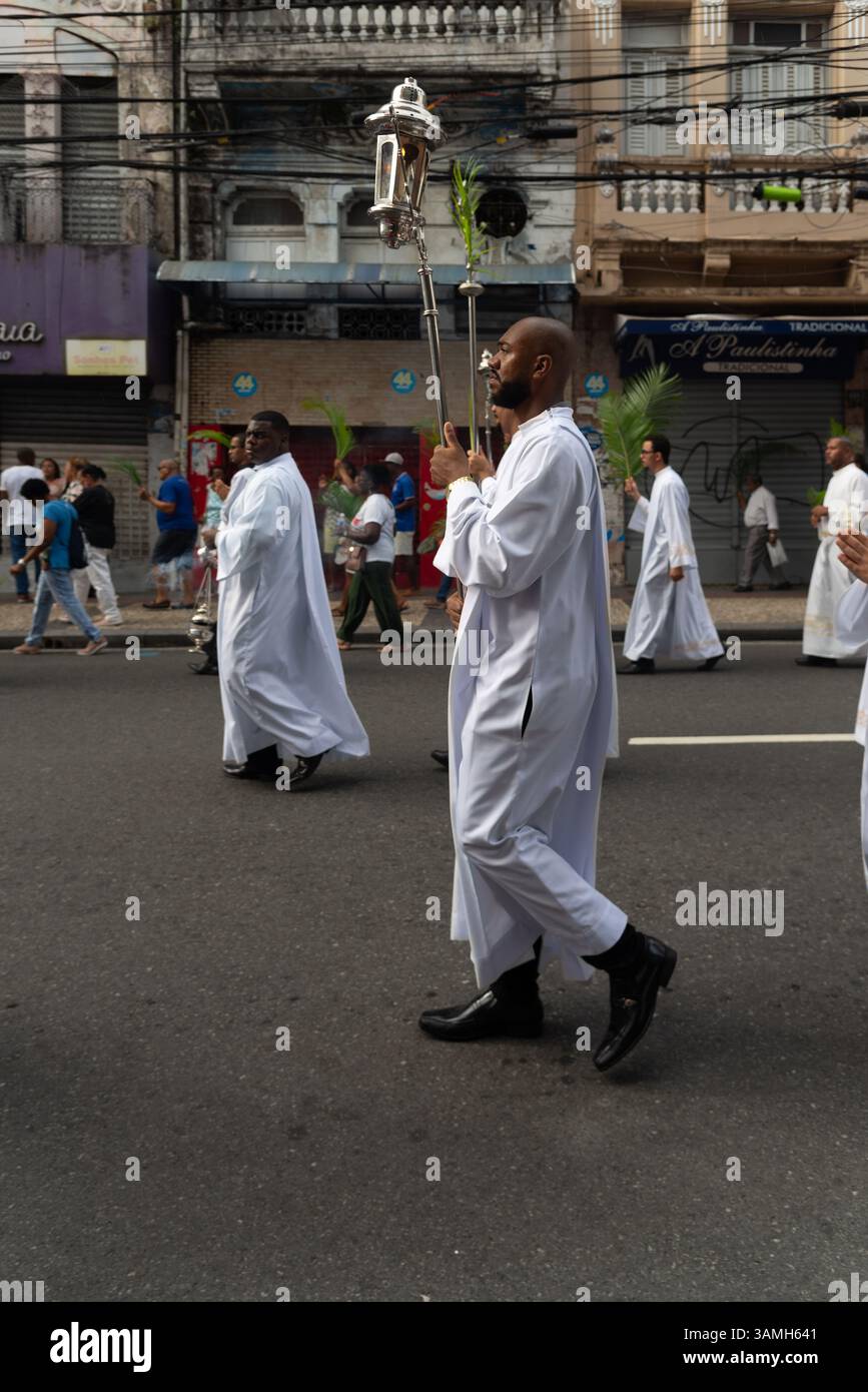 Salvador, Bahia, Brasilien - 13. April 2025: Katholische Gläubige werden während einer Palmsonntagsprozession in Salvador, Brasilien, beim Spaziergang gesehen. Stockfoto
