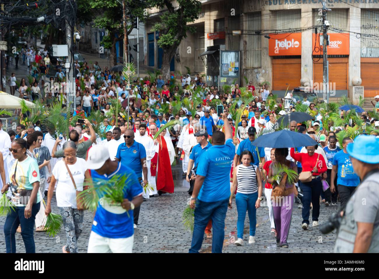 Salvador, Bahia, Brasilien - 13. April 2025: Hunderte Katholiken werden während einer Palmsonntagsprozession in Salvador, Brasilien, beim Spaziergang gesehen. Stockfoto