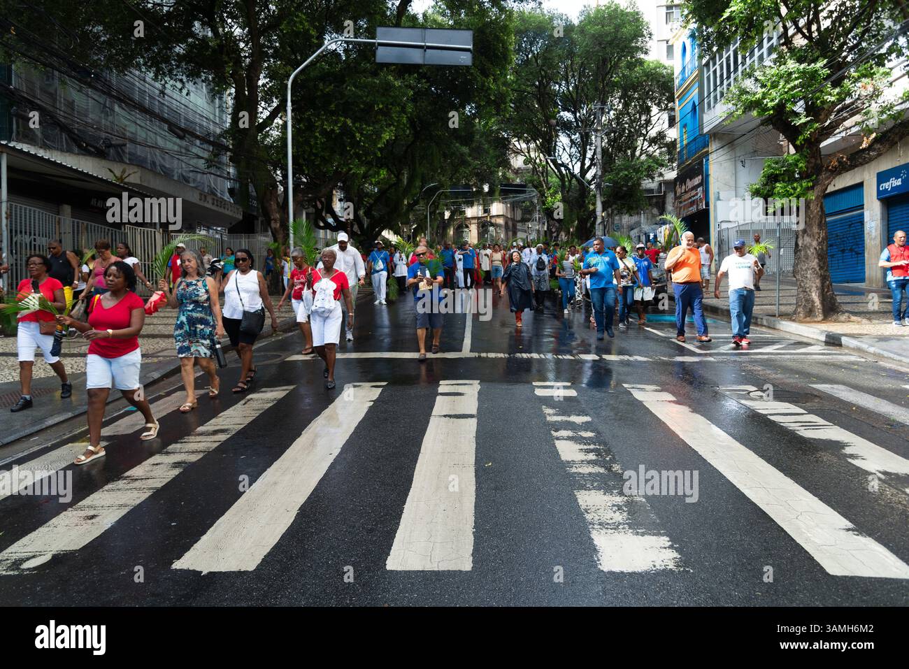 Salvador, Bahia, Brasilien - 13. April 2025: Hunderte Katholiken nehmen an der Palmsonntagsprozession in Salvador, Brasilien, Teil. Stockfoto