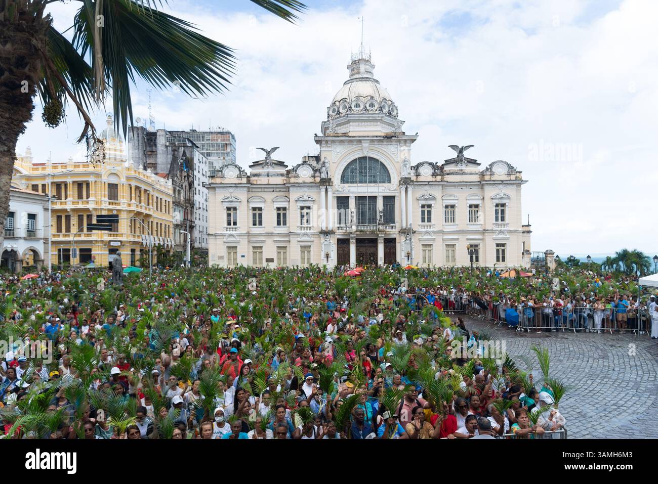 Salvador, Bahia, Brasilien - 13. April 2025: Hunderte Katholiken nehmen an der Palmsonntagsprozession in Salvador, Brasilien, Teil. Stockfoto