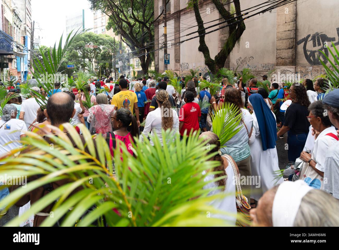 Salvador, Bahia, Brasilien - 13. April 2025: Hunderte Katholiken werden während einer Palmsonntagsprozession in Salvador, Brasilien, beim Spaziergang gesehen. Stockfoto
