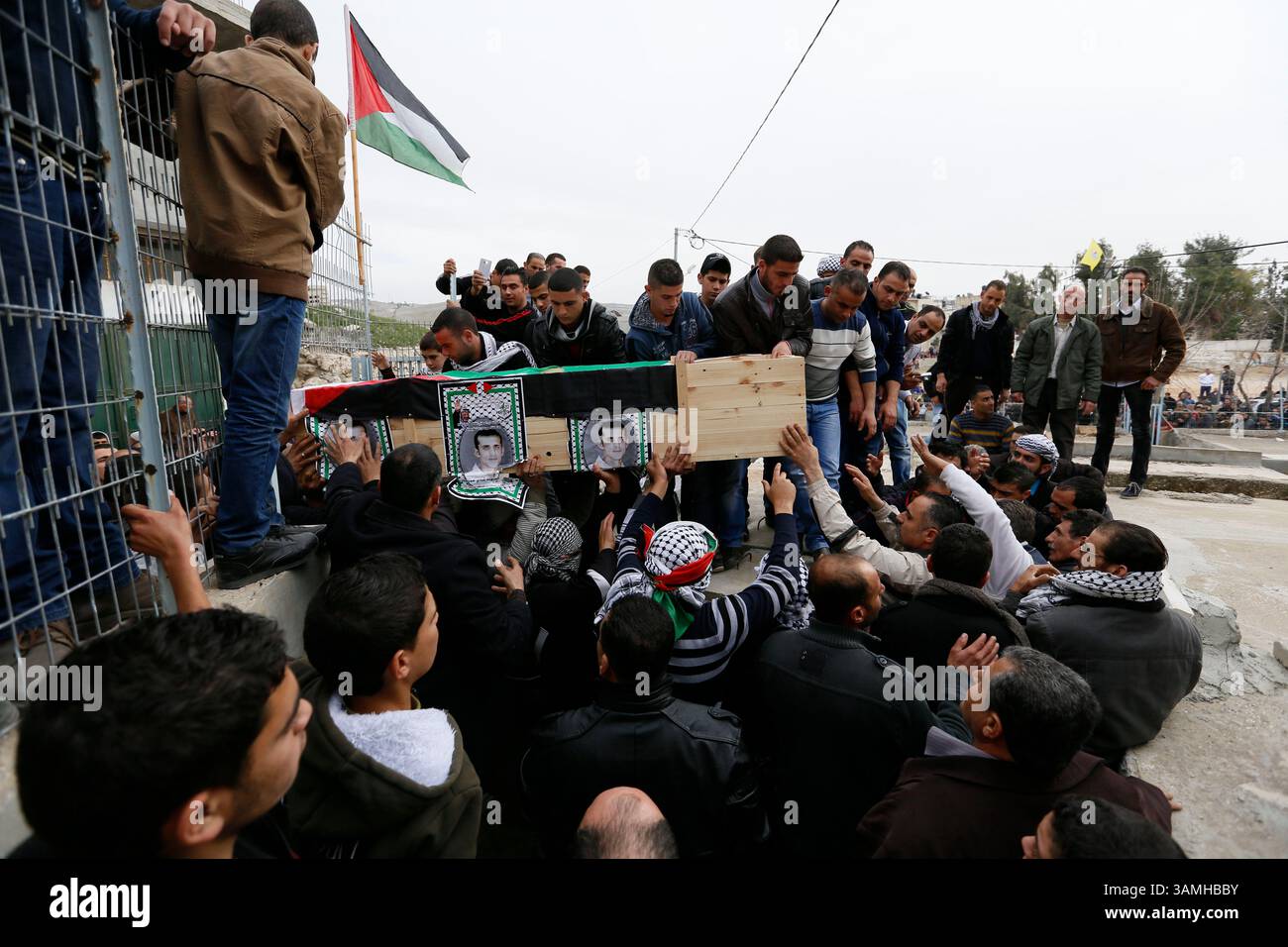 27. Januar 2014 – Husan, Bethlehem, Westjordanland – Palästinenser begraben die Überreste von Shadi Hamamreh, der im März 2002 von der israelischen Armee getötet wurde, nachdem seine Überreste von den Israelis zurückgegeben worden waren. Israel wird 36 Leichen nach einem Urteil des Obersten Gerichtshofs an das Westjordanland zur Wiederbeerdigung überweisen. (Kreditbild: © Mustafa Bader/ZUMAPRESS.com) Stockfoto