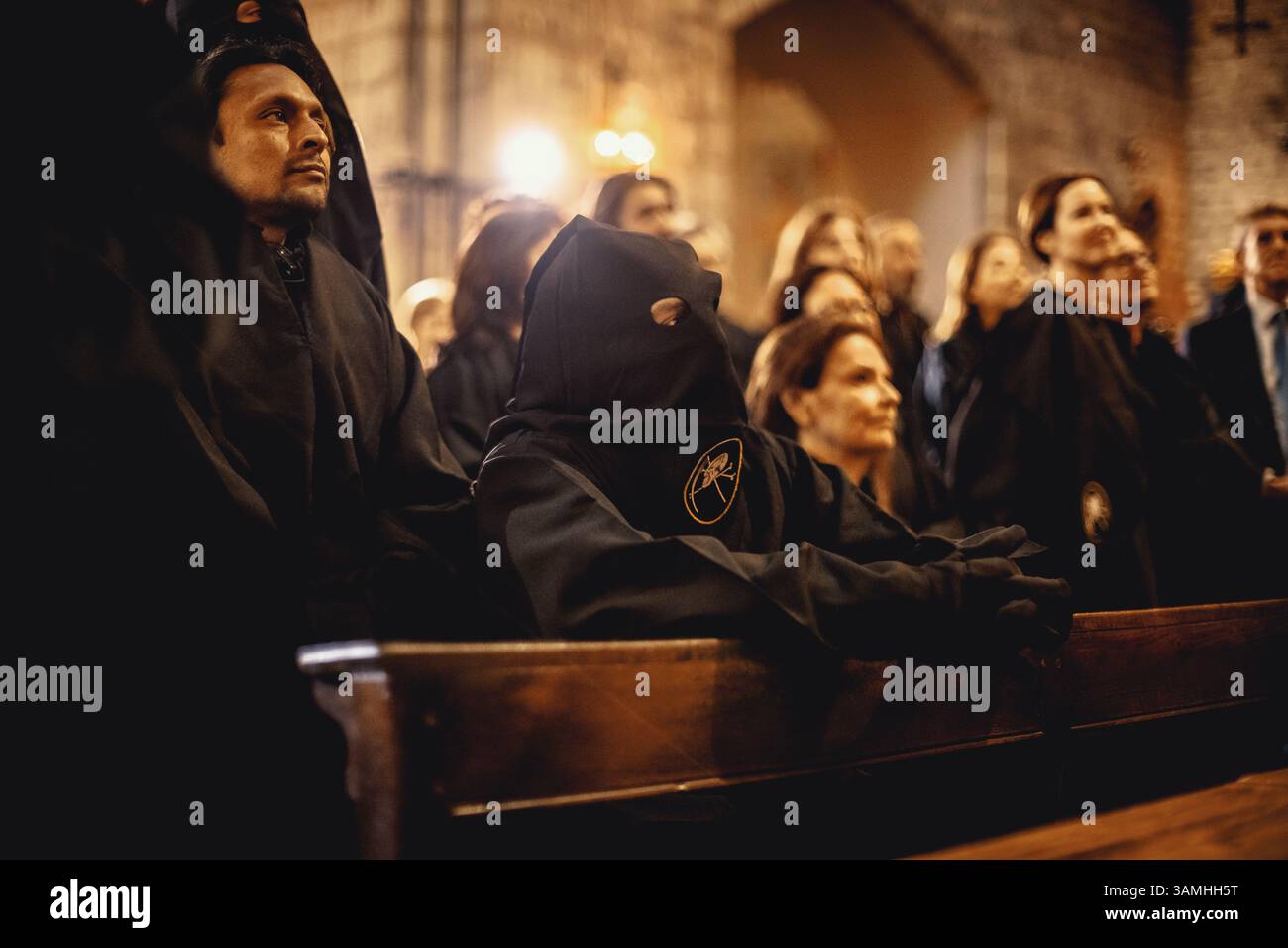 Barcelona, Spanien. April 2025. Kapuzenpönitenten der Bruderschaft Congregacion del Santisimo Cristo de la Buena Muerte bereiten sich auf die Palmensonntagsprozession vor. Credit: Matthias Oesterle/Alamy Live News Stockfoto