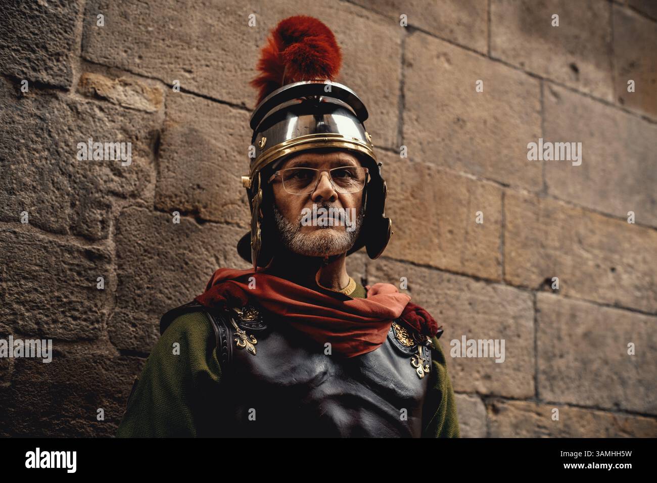 Barcelona, Spanien. April 2025. Mitglieder der „Armats de Balaguer“, gekleidet als alte Römer, führen die Palmensonntagsprozession in Barcelona an Credit: Matthias Oesterle/Alamy Live News Stockfoto