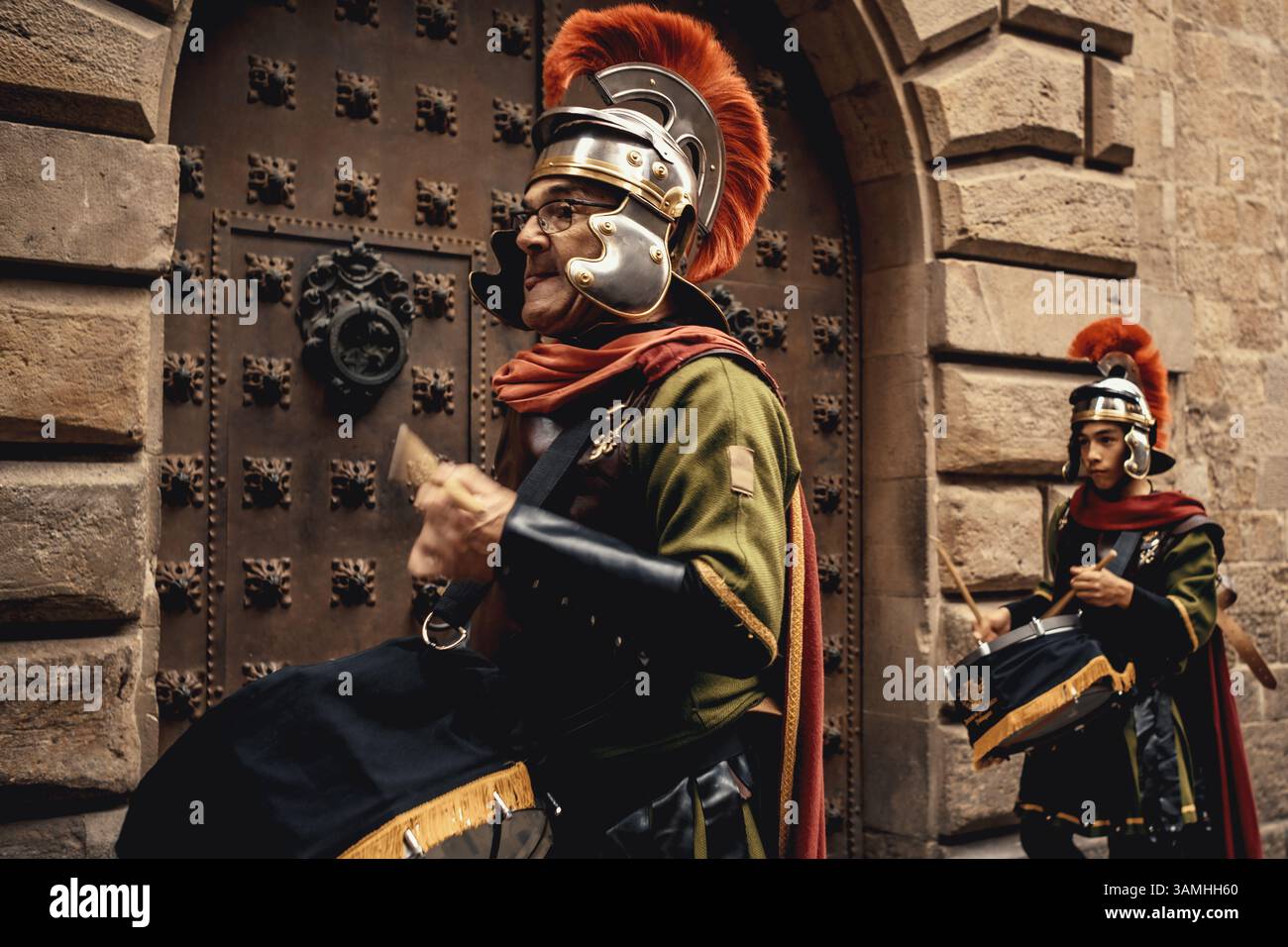 Barcelona, Spanien. April 2025. Mitglieder der „Armats de Balaguer“, gekleidet als alte Römer, führen die Palmensonntagsprozession in Barcelona an Credit: Matthias Oesterle/Alamy Live News Stockfoto