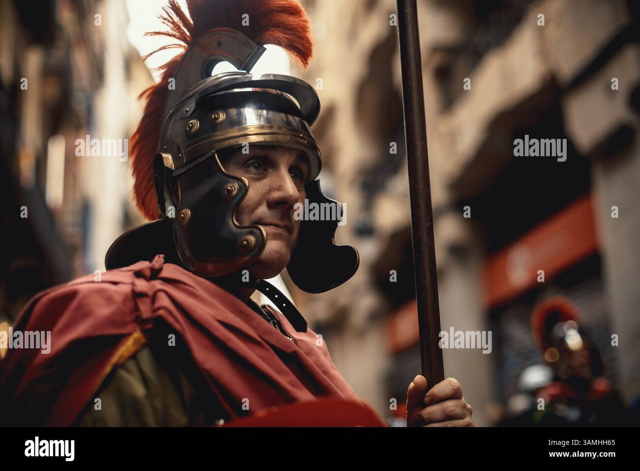Barcelona, Spanien. April 2025. Mitglieder der „Armats de Balaguer“, gekleidet als alte Römer, führen die Palmensonntagsprozession in Barcelona an Credit: Matthias Oesterle/Alamy Live News Stockfoto