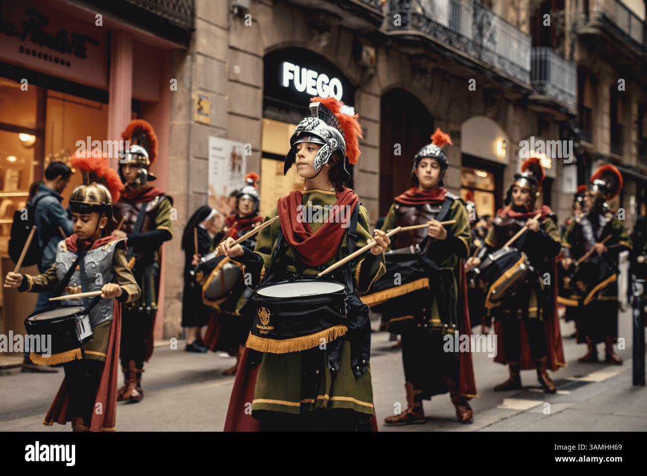 Barcelona, Spanien. April 2025. Mitglieder der „Armats de Balaguer“, gekleidet als alte Römer, führen die Palmensonntagsprozession in Barcelona an Credit: Matthias Oesterle/Alamy Live News Stockfoto