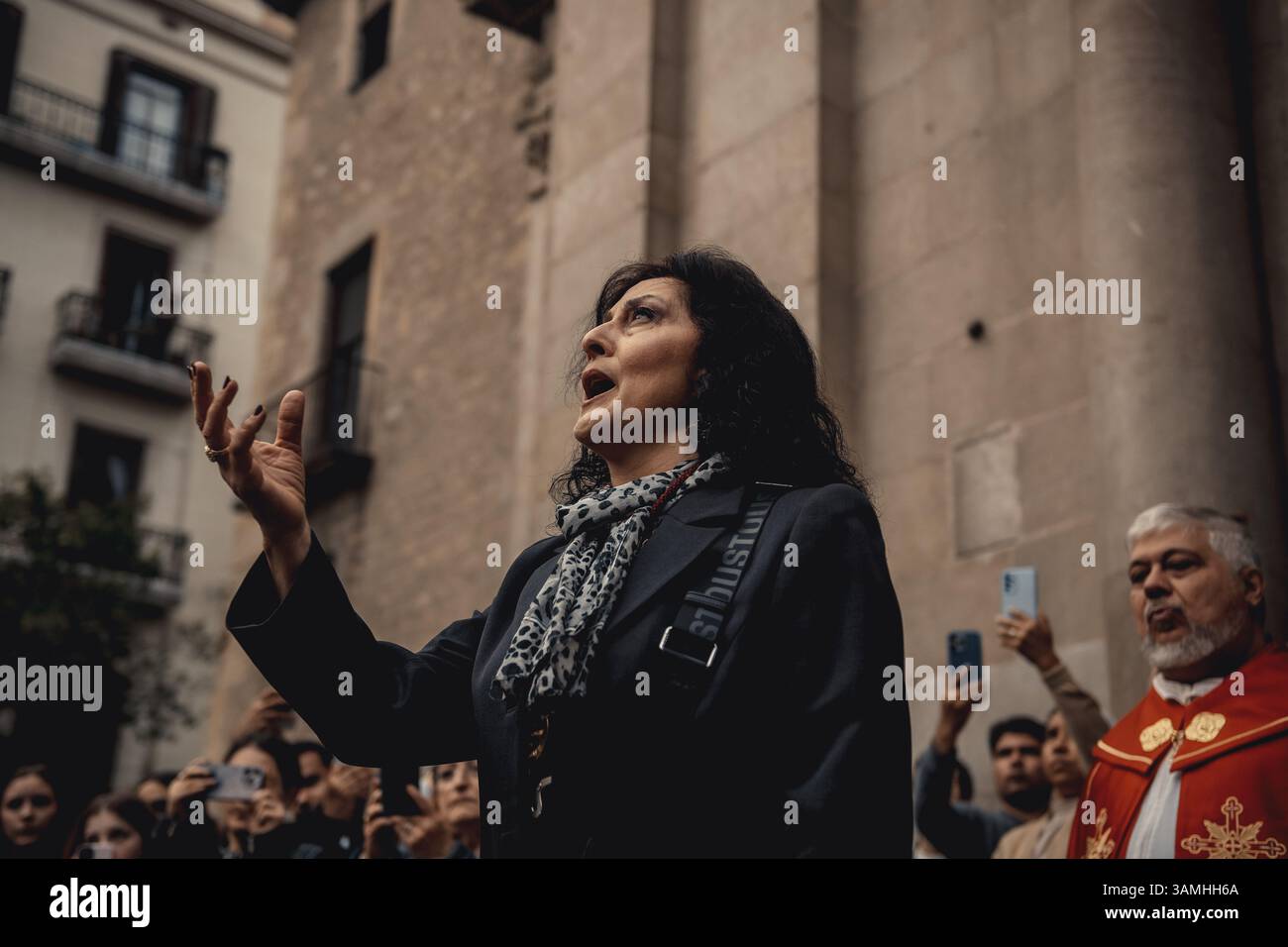 Barcelona, Spanien. April 2025. Eine Saetera singt während der Palmsonntagsprozession in Barcelona eine Saeta (sehr emotionales religiöses Lied) Stockfoto