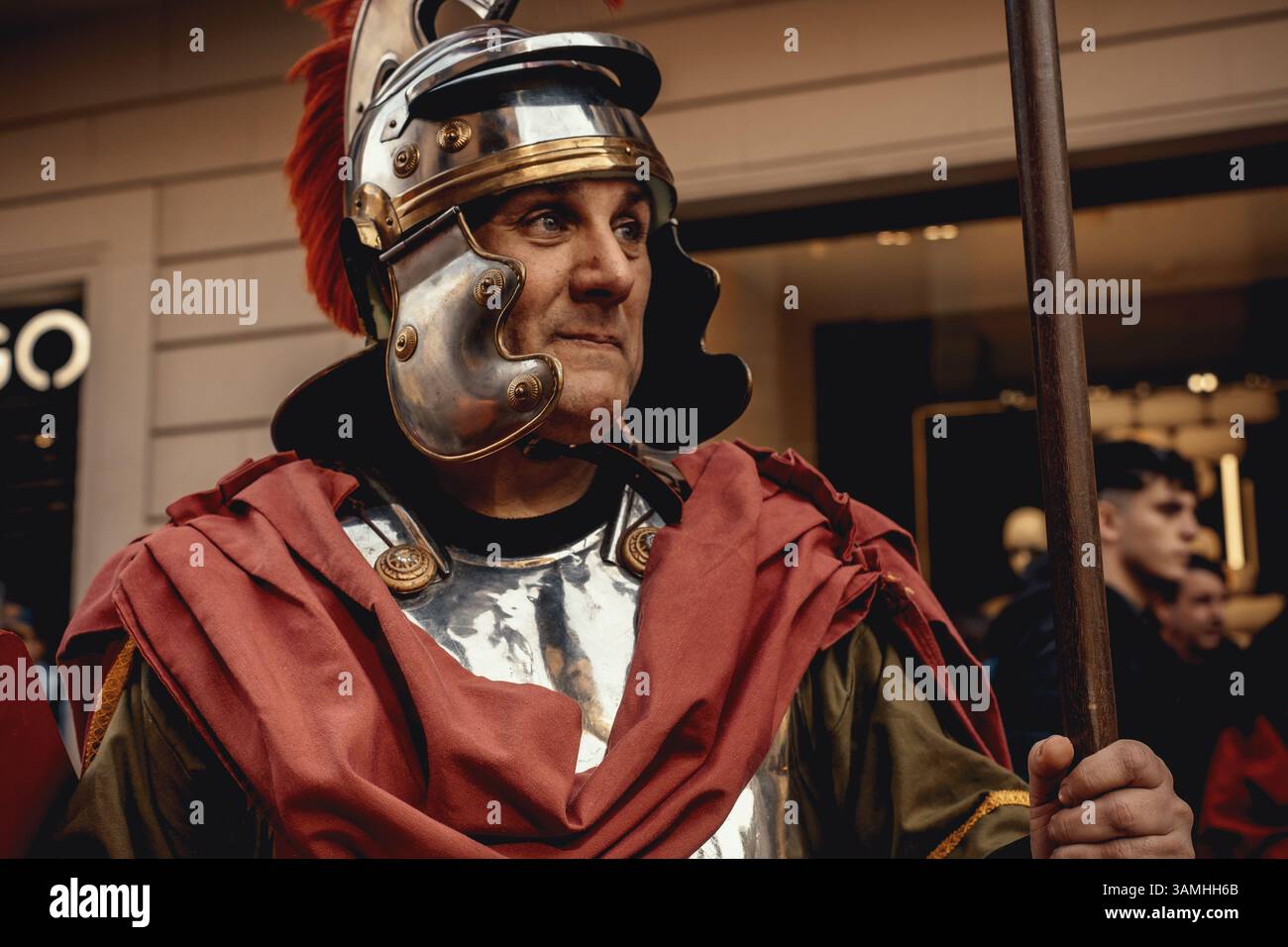 Barcelona, Spanien. April 2025. Mitglieder der „Armats de Balaguer“, gekleidet als alte Römer, führen die Palmensonntagsprozession in Barcelona an Credit: Matthias Oesterle/Alamy Live News Stockfoto