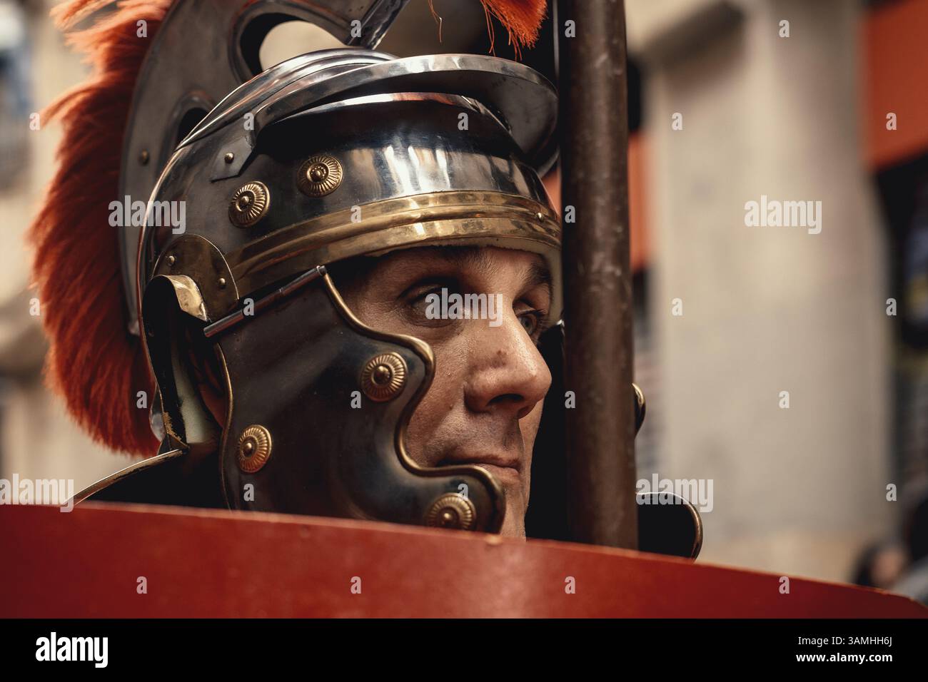 Barcelona, Spanien. April 2025. Mitglieder der „Armats de Balaguer“, gekleidet als alte Römer, führen die Palmensonntagsprozession in Barcelona an Credit: Matthias Oesterle/Alamy Live News Stockfoto