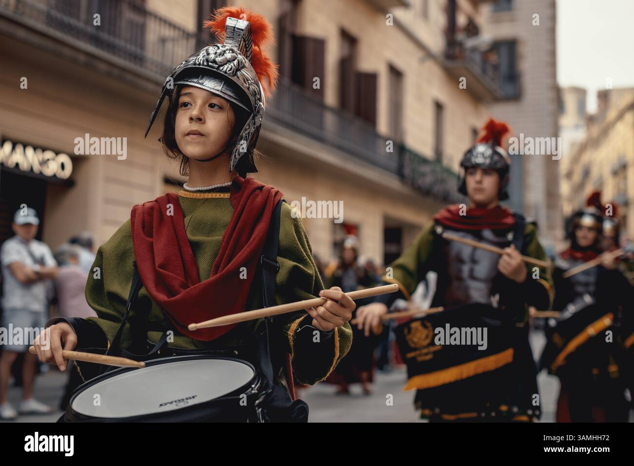 Barcelona, Spanien. April 2025. Mitglieder der „Armats de Balaguer“, gekleidet als alte Römer, führen die Palmensonntagsprozession in Barcelona an Credit: Matthias Oesterle/Alamy Live News Stockfoto