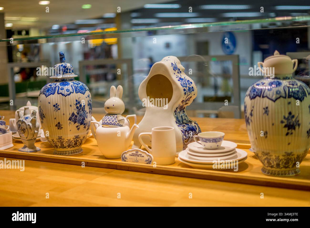 Schiphol, Niederlande - 28. Januar 2019: Royal Delft Chinaware auf dem Flughafen Schiphol, Niederlande Stockfoto