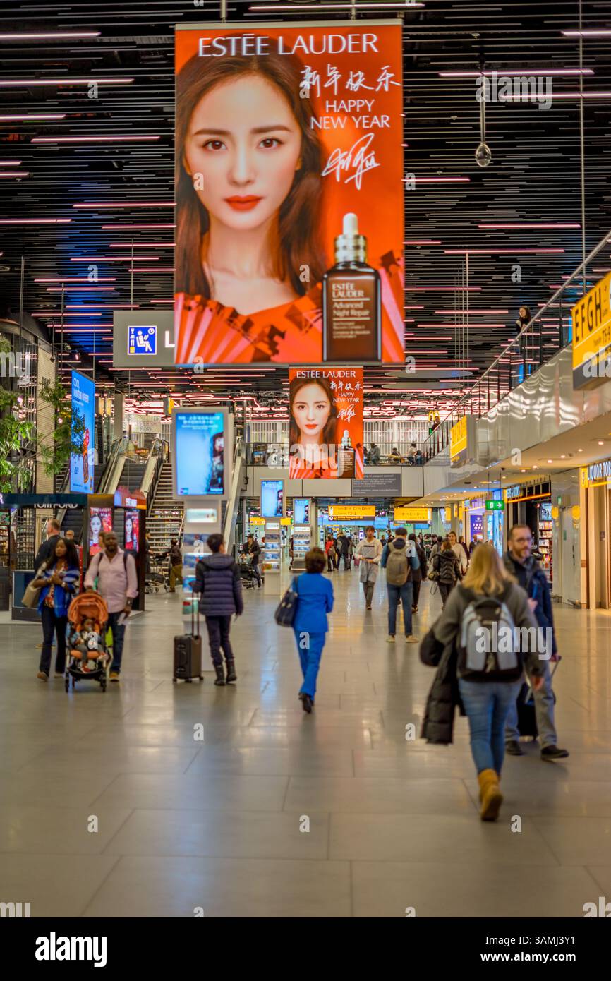 Schiphol, Niederlande - 28. Januar 2019: Estee Lauder-Werbung auf dem Flughafen Schiphol, Niederlande Stockfoto