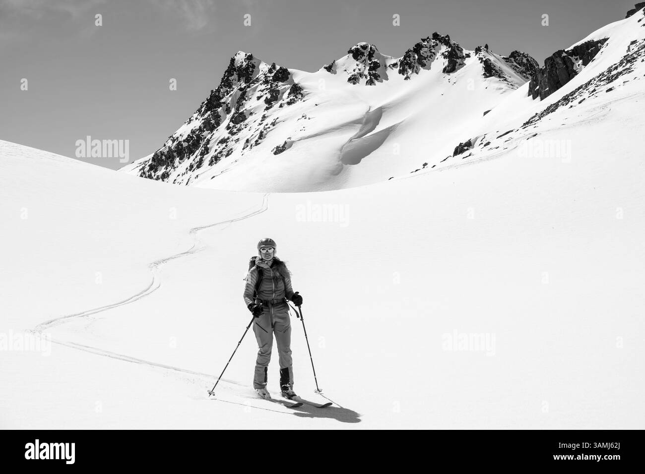 Skitourer auf der Abfahrt, minimalistische Winterlandschaft, weißer Schnee und dunkle Berge auf dem Scalettahorn, Graubünden, Schweiz, Europa Stockfoto