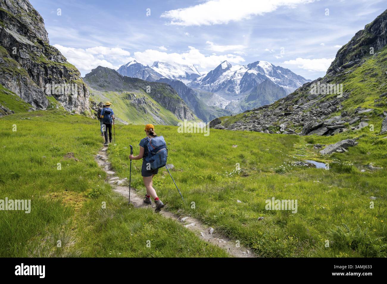 Wanderer auf einem Wanderweg, hinter dem Gipfel des Grand Combin, Val de Bagnes, Wallis, Schweiz, Europa Stockfoto