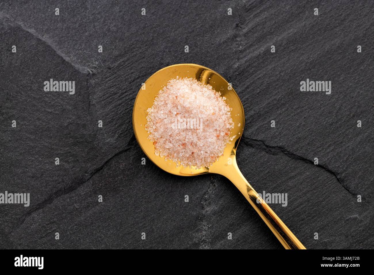Himalaya rosa Salz - feine Kristalle im Löffel. Stockfoto