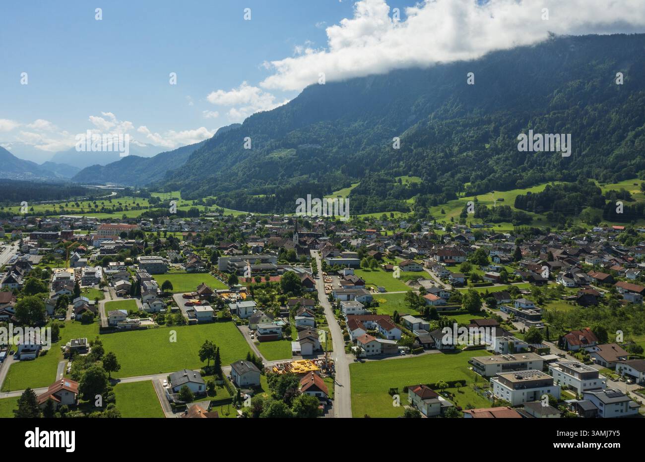 Drohnenbild, Blick auf die Stadt mit Pfarrkirche, Nenzing, Vorarlberg, Österreich, Europa Stockfoto