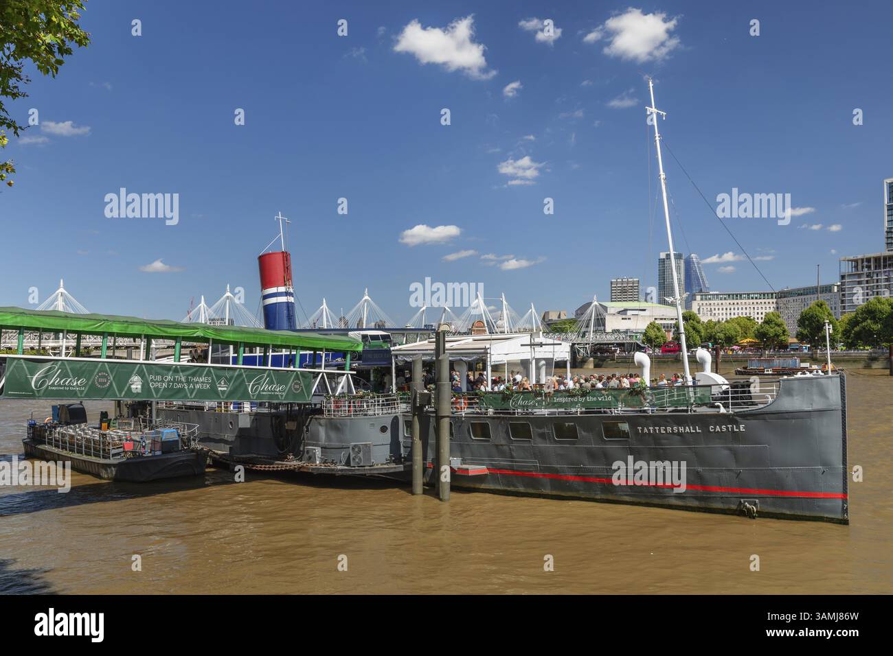 Restaurantboot auf der Themse vor der Jubilee Bridge, London Borough of Lambeth, London, England, Großbritannien, London, Südengland, Great Brit Stockfoto