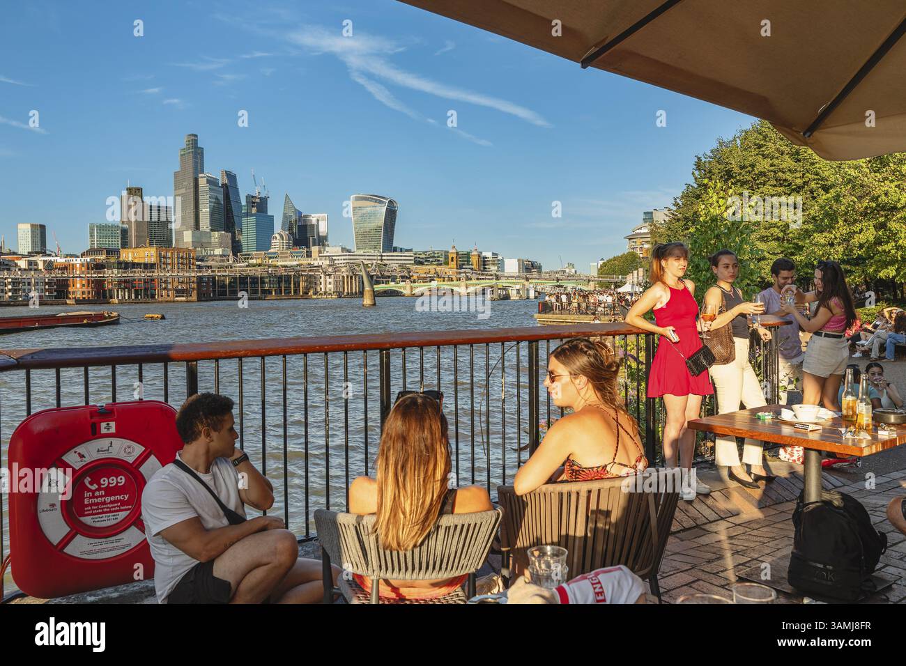 Blick über die Themse auf die Millenium Bridge und die Skyline von London, England, Großbritannien, London, Südengland, Vereinigtes Königreich, Europa Stockfoto