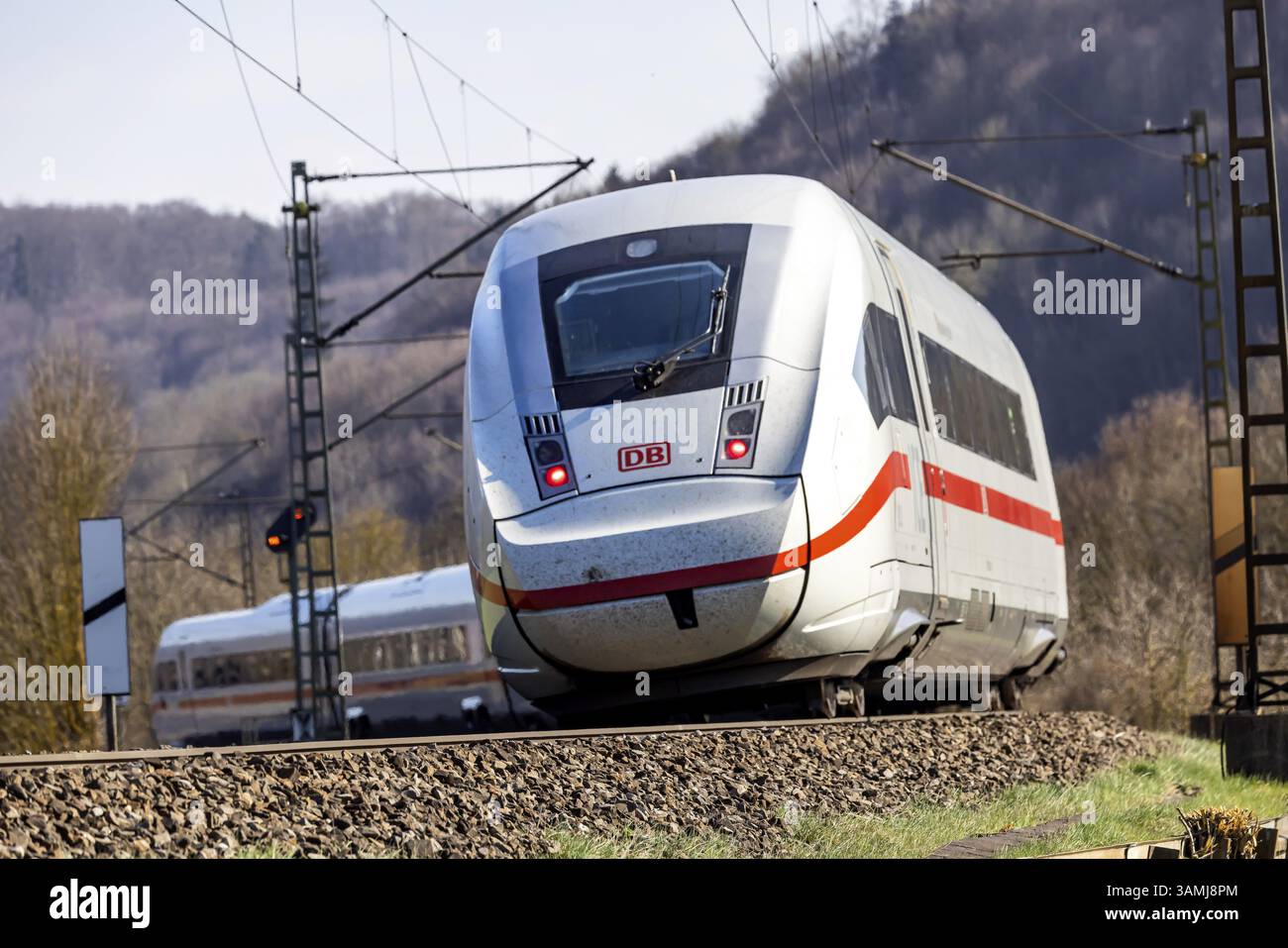 Deutsche Bahn AG ICE auf der Strecke auf der Schwäbischen Alb bei Amstetten, Baden-Württemberg, Deutschland, Europa Stockfoto