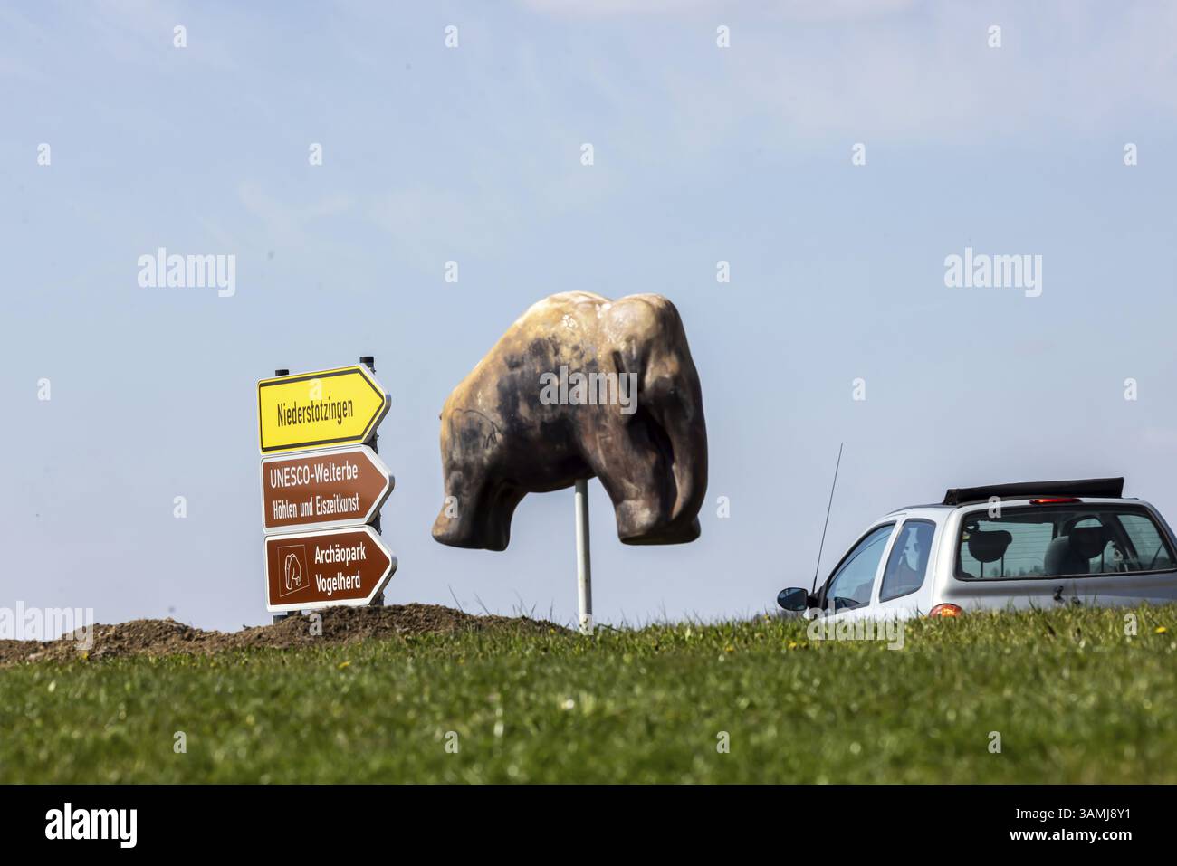 Vogelherdhöhle bei Niederstotzingen im einsamen Tal in Baden-Württemberg. Die Karsthöhle ist ein wichtiger Ort der Uppe Stockfoto