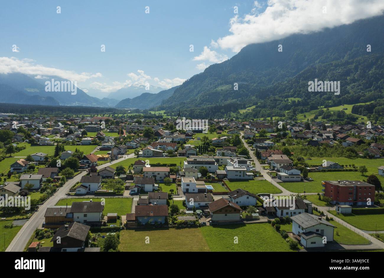 Drohnenbild, Blick auf die Stadt mit Pfarrkirche, Nenzing, Vorarlberg, Österreich, Europa Stockfoto