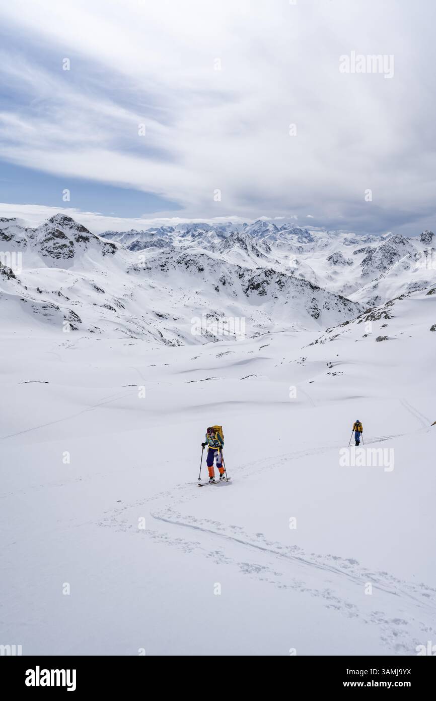 Skitourer in Berglandschaft mit Schnee, Aufstieg zur Grialetsch Scharte, Buendner Haute Route, Albula Alpen, Rhätische Alpen, Graubünden, Schweiz, Euro Stockfoto